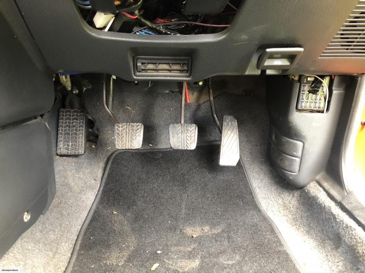 1990 Mazda Familia 323 GTX Turbo hatch white repainted red images (9).jpg