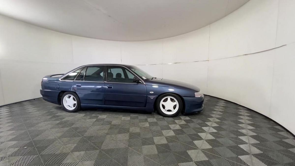 1991 VN Commodore HDT Aero V8 sedan images Blue (3).jpg