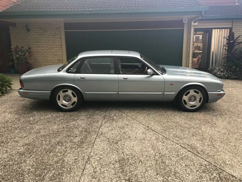 1995 Jaguar XJR (X306) 6 cylinder blue images RHD Australia (11).png