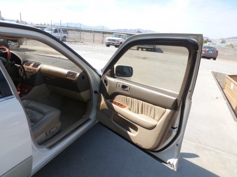1999 Diamond White Pearl Lexus LS400 for sale Nevada USA (21).jpg