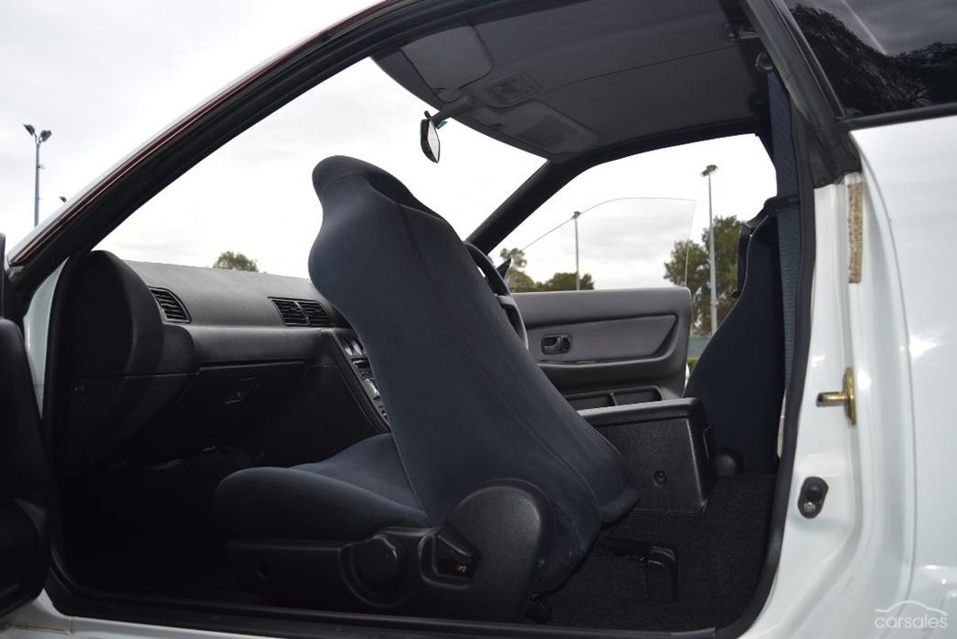 2 R32 GTR V-Spec II Crystal White interior images 1994 (3).jpg