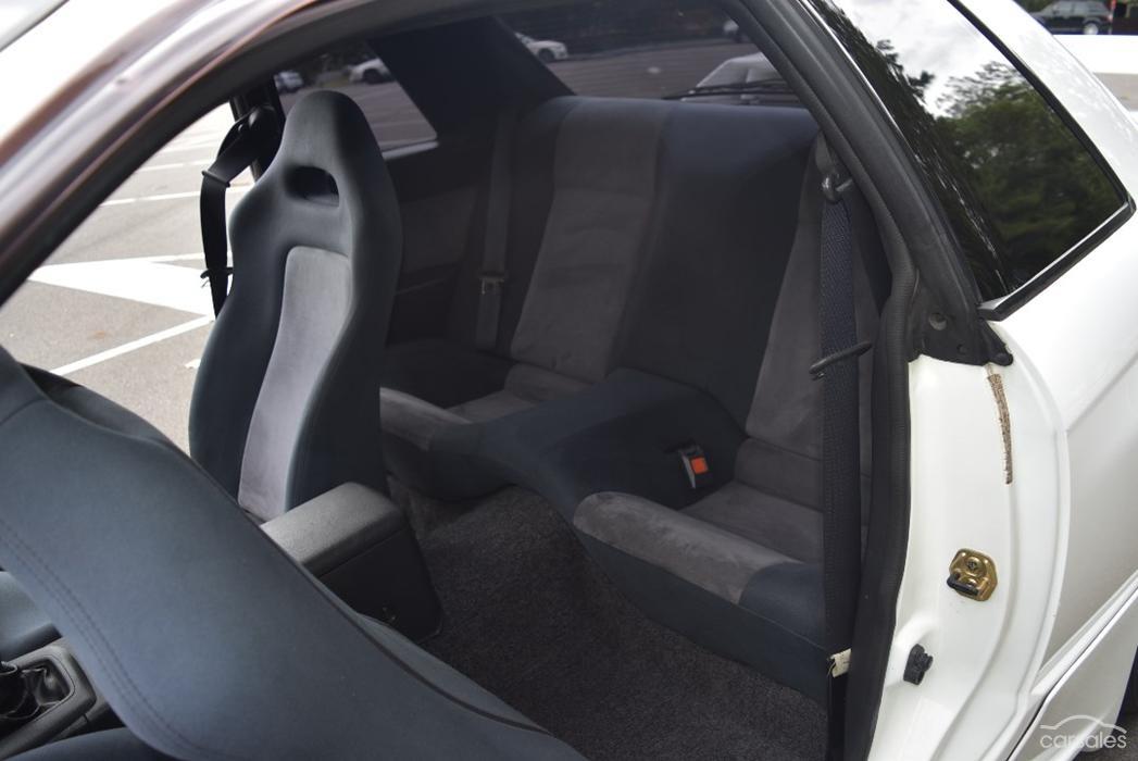 2 R32 GTR V-Spec II Crystal White interior images 1994 (9).jpg