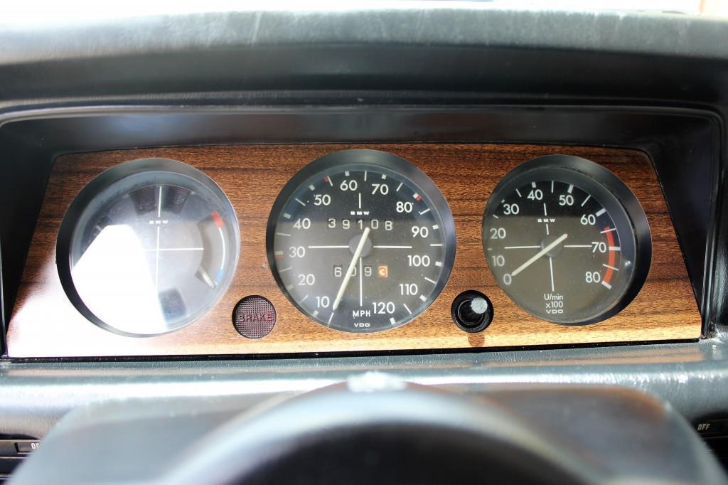 BMW 2002 Tii dasboard 1974 (3).jpg