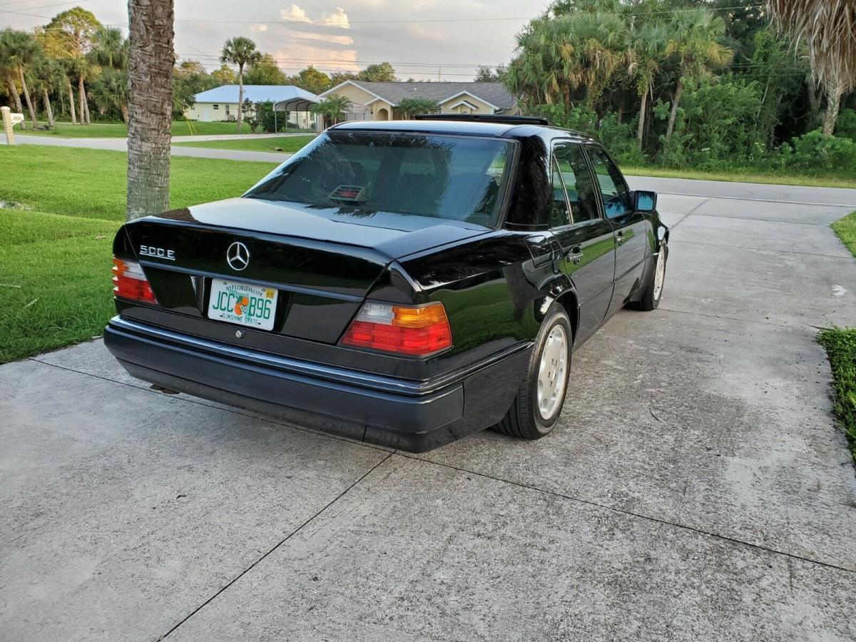 Black on black Mercedes 500E 1993 W124 (10).jpg