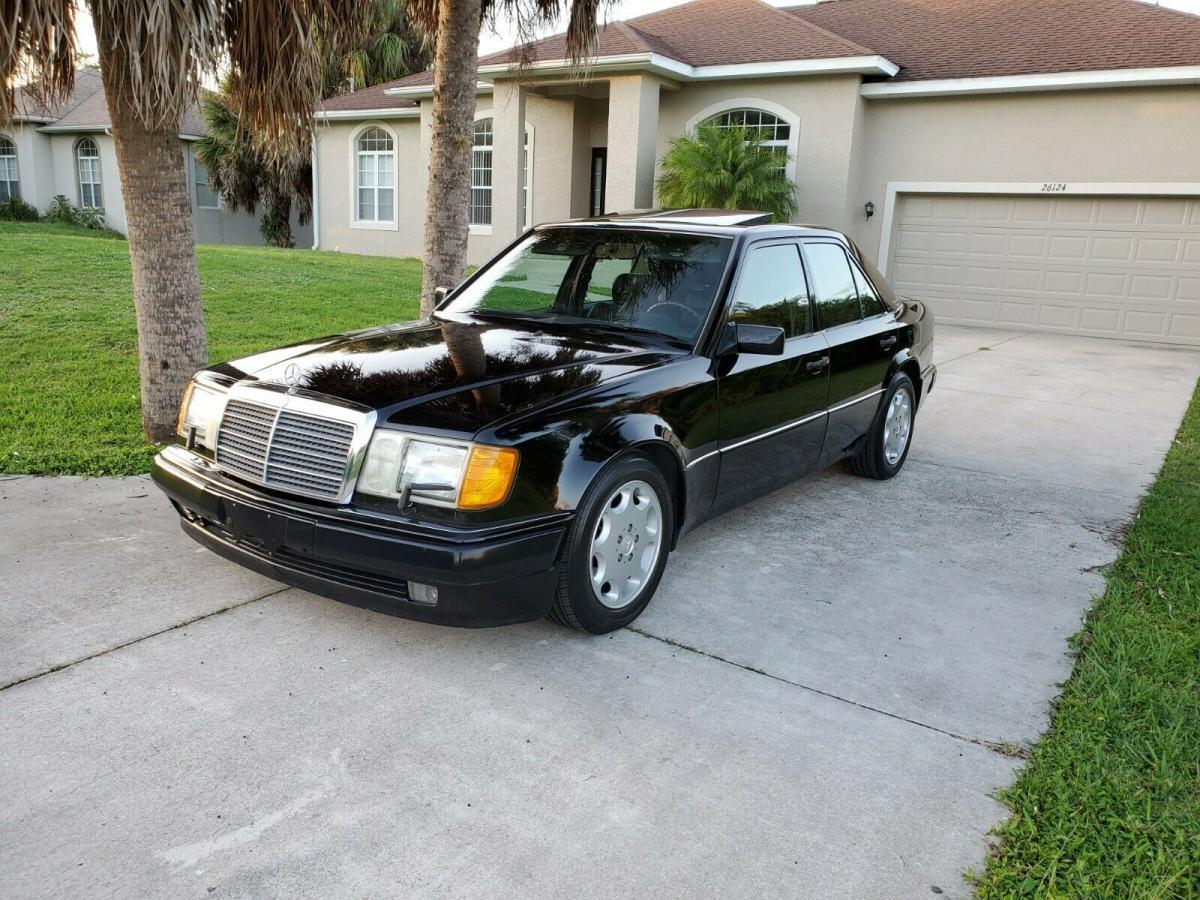 Black on black Mercedes 500E 1993 W124 (3).jpg