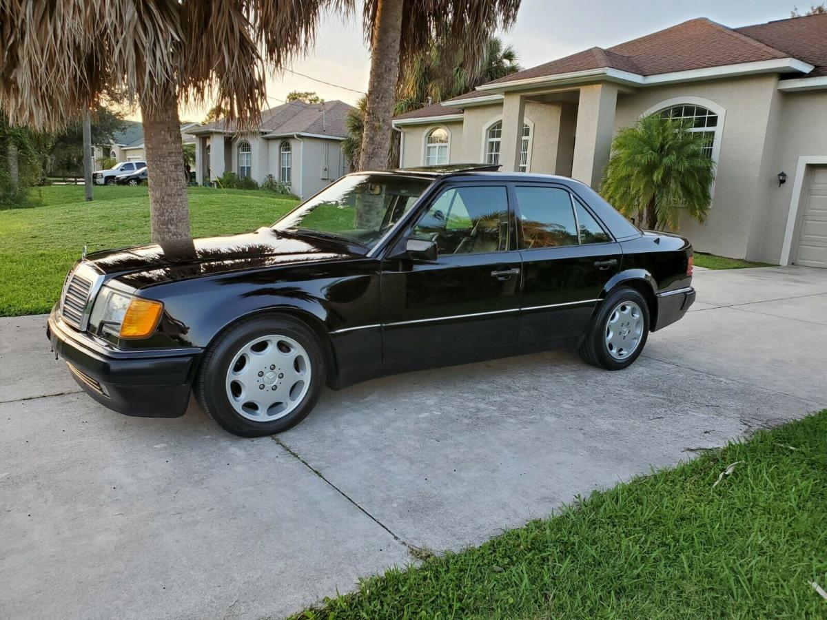 Black on black Mercedes 500E 1993 W124 (5).jpg