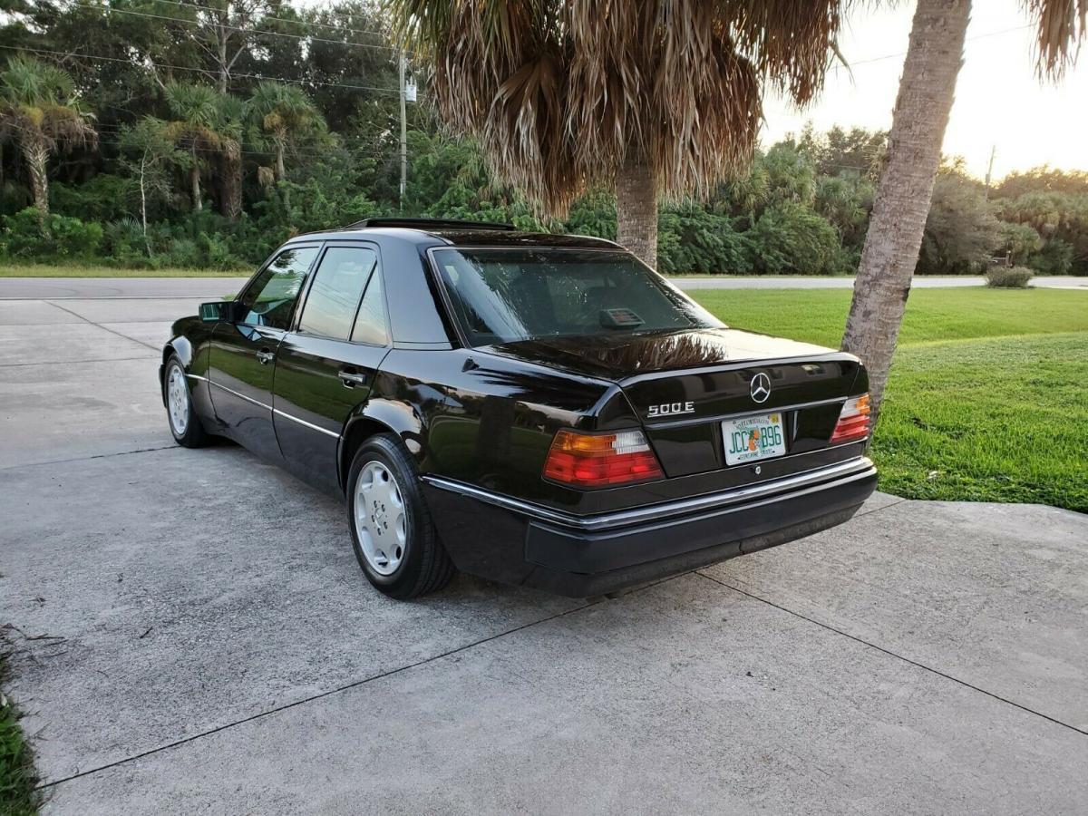 Black on black Mercedes 500E 1993 W124 (7).jpg