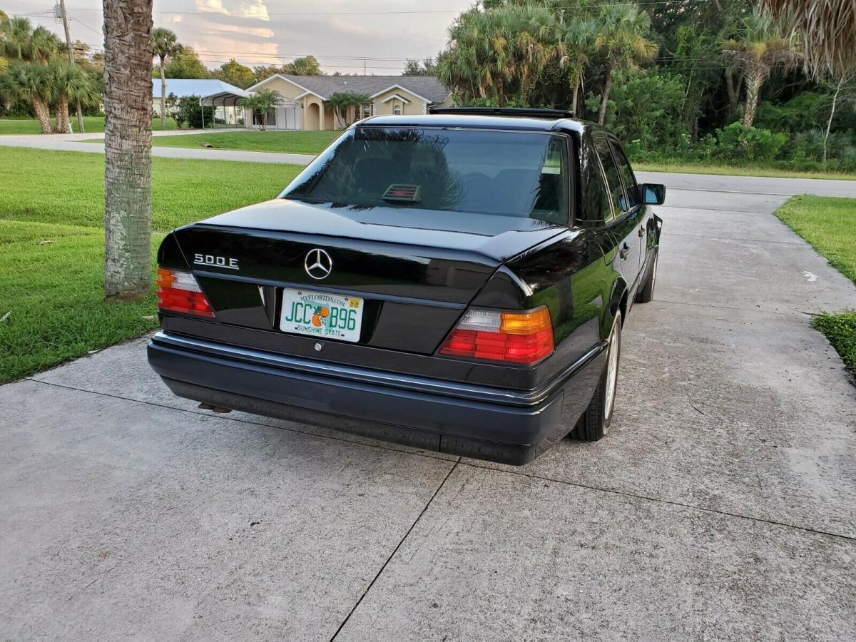 Black on black Mercedes 500E 1993 W124 (9).jpg