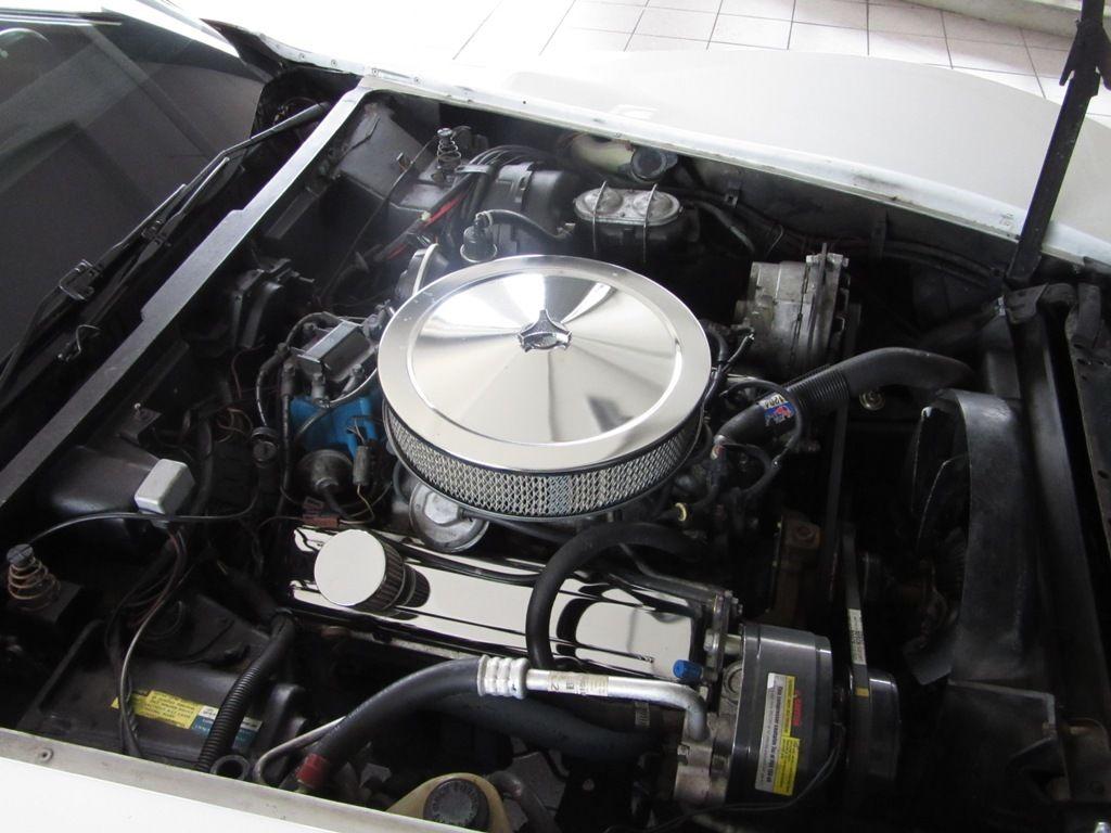 Chevrolet Corvette C3 Stingray engine.jpg