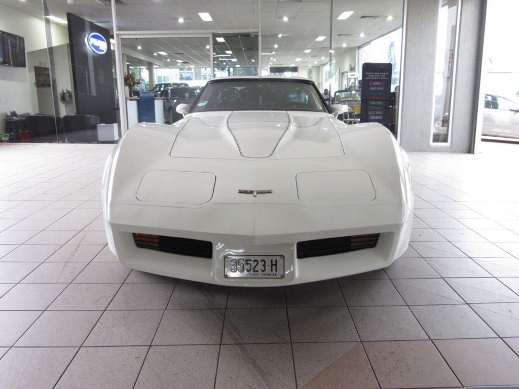 Chevrolet Corvette C3 Stingray front lights.jpg