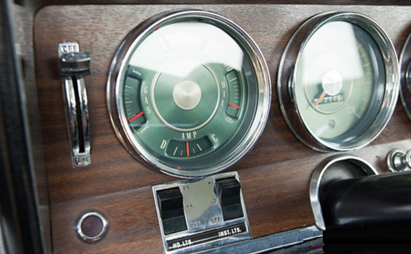 Dashboard 1966 Studebaker Daytona 6 cylinder.png