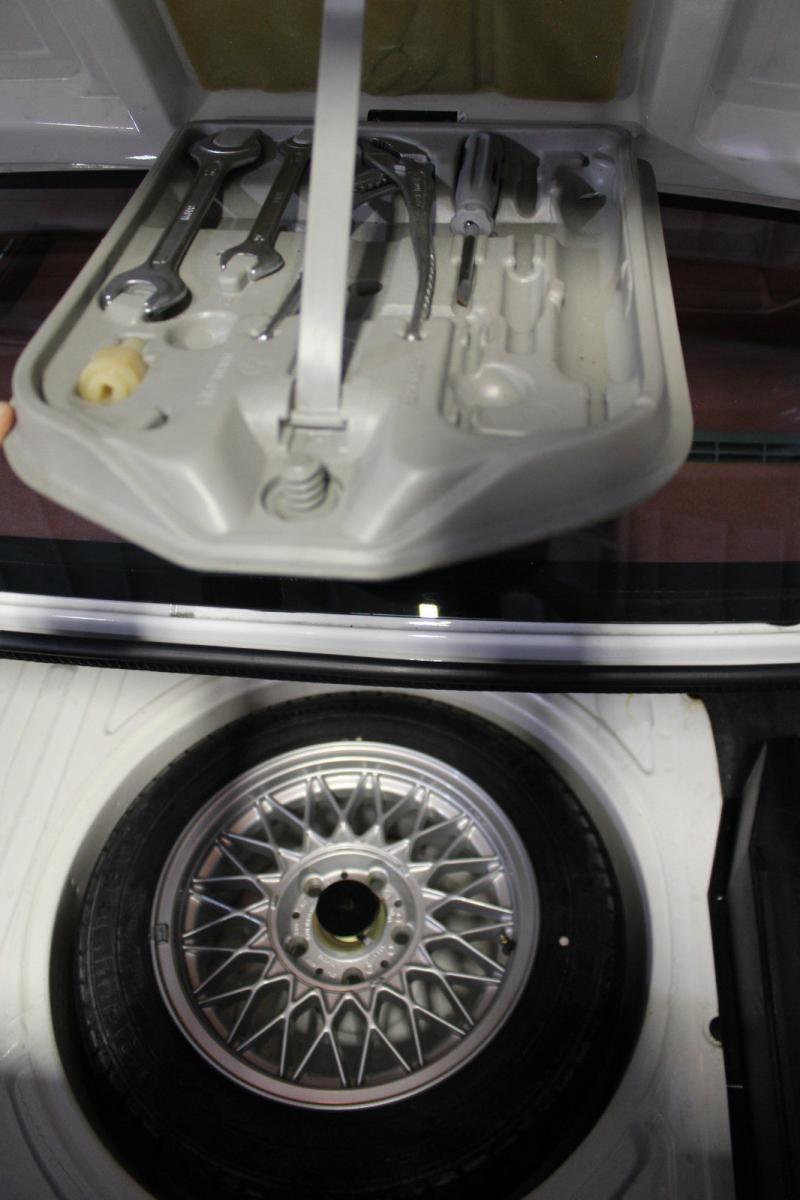 E30 M3 Spare wheel and tool kit.jpg