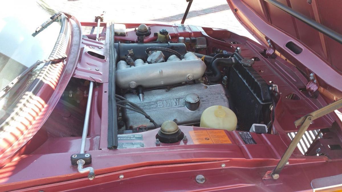 Engine bay 1974 BMW 2002 Tii.jpg