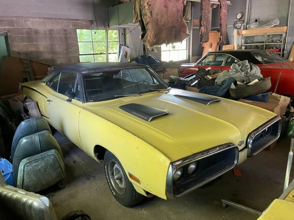 For sale Yellow and Black Dodge Coronet Super Bee 440 6 pack 1969 for sale (1).jpg