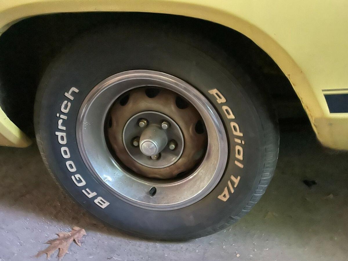 For sale Yellow and Black Dodge Coronet Super Bee 440 6 pack 1969 for sale (5).jpg
