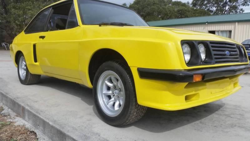 Ford Escort RS2000 Coupe yellow with bodykit (4).JPG