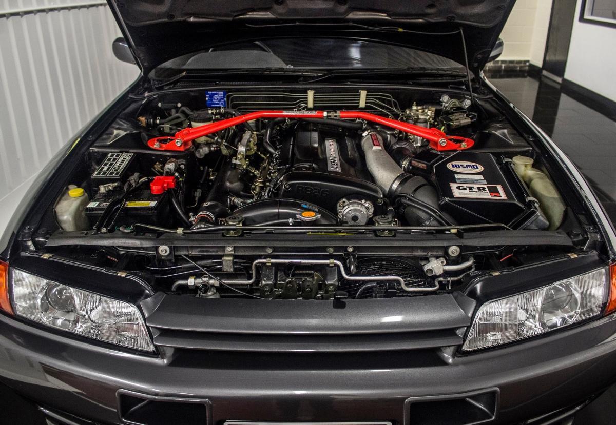 GTR engine bay v soec.jpg