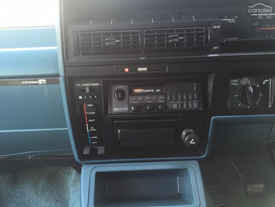 Holden Commodore VK Group A HDT Blue Meanie 1985 (23) interior.jpg