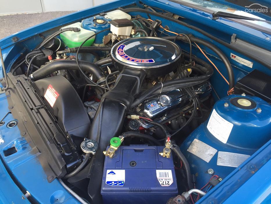 Holden Commodore VK Group A HDT Blue Meanie 1985 (26) engine.jpg