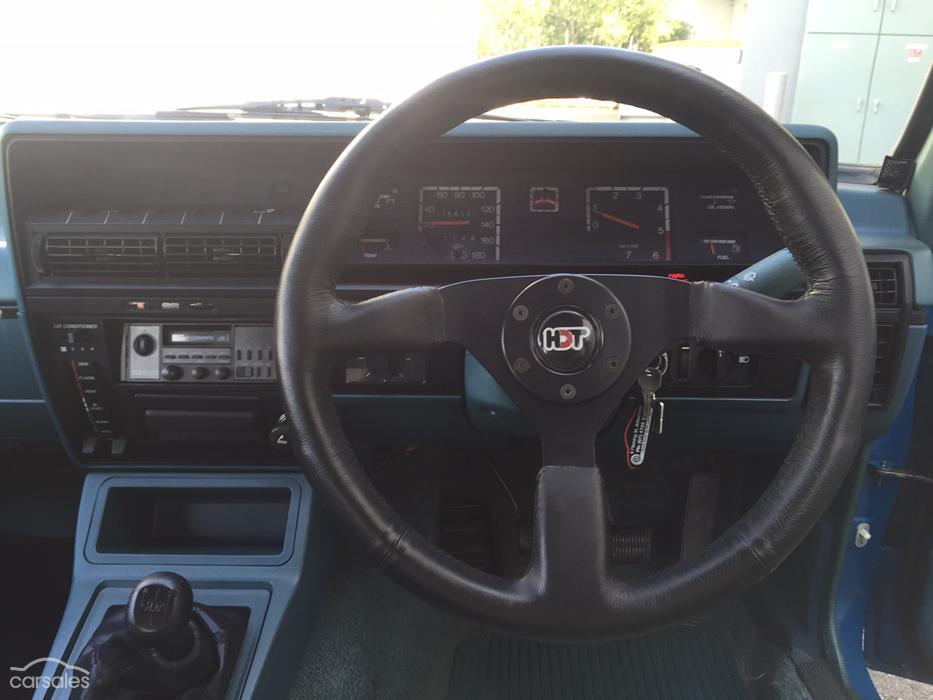 Holden Commodore VK Group A HDT Blue Meanie 1985 (29) interior.jpg