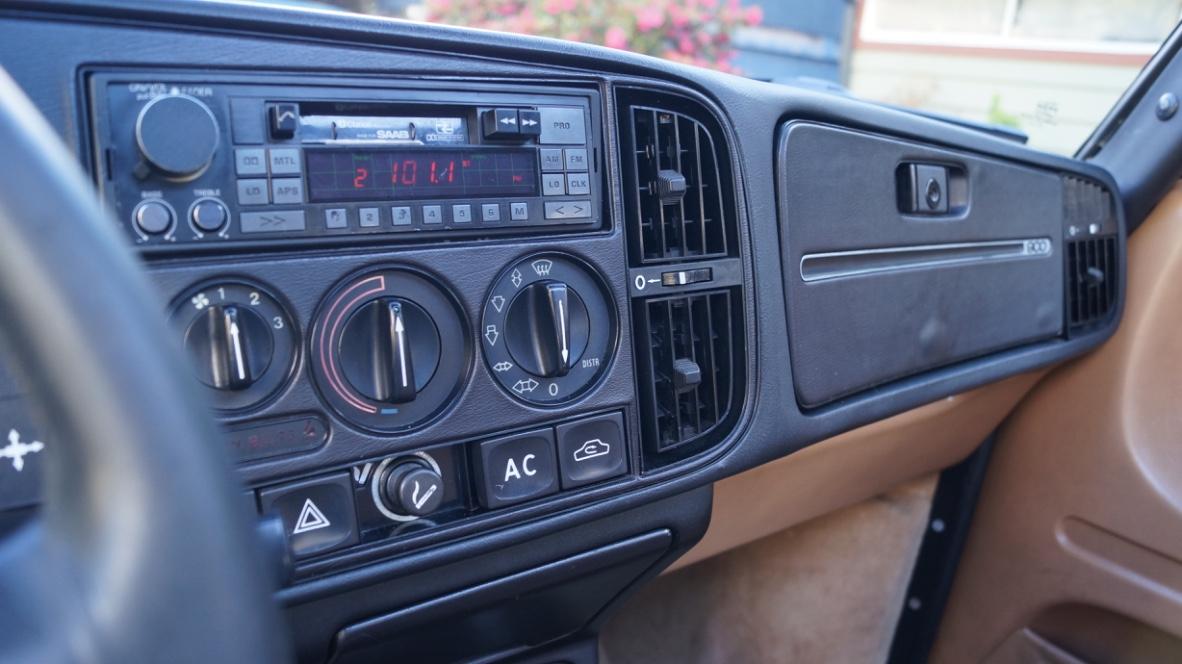 Interior images beige leather Saab 900 SPG 1985 (5).jpg