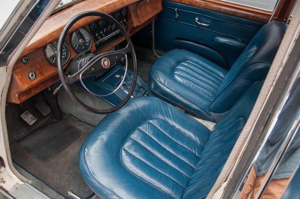 Jaguar Mk 2 Interior and dashboard.jpg