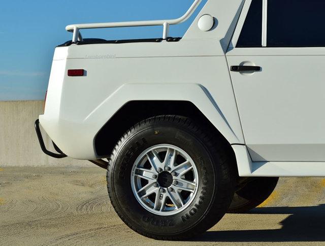 Lamborghini LM 001 Alloy wheels.jpg