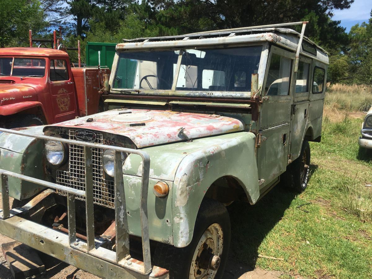 Land Rover Series 1 Wagon front wind screen.jpg