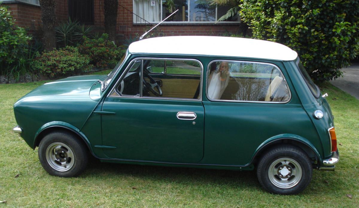 Leyland Mini LS Iridium Green 1977 restoration.jpg