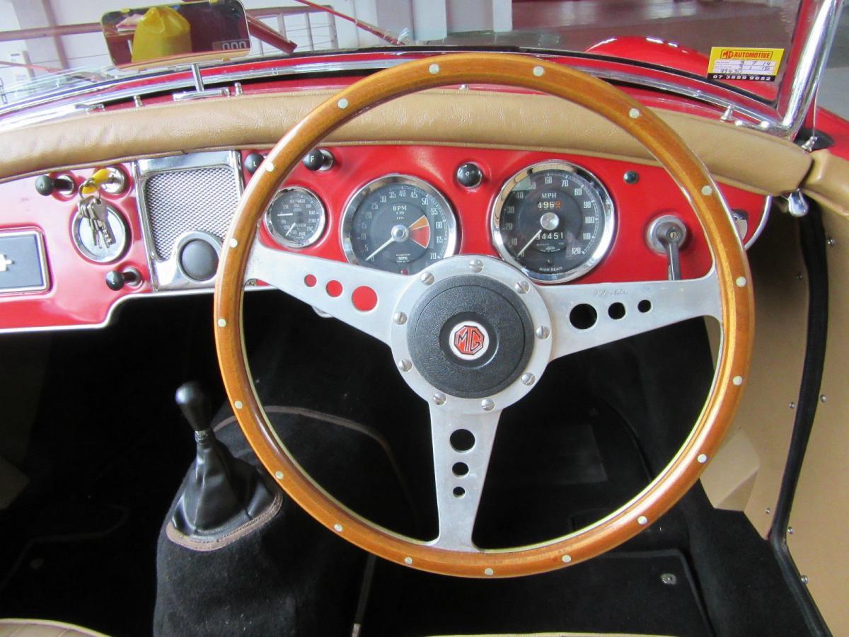 MG MGA 1600 mk2 steering wheel and dashboard.jpg