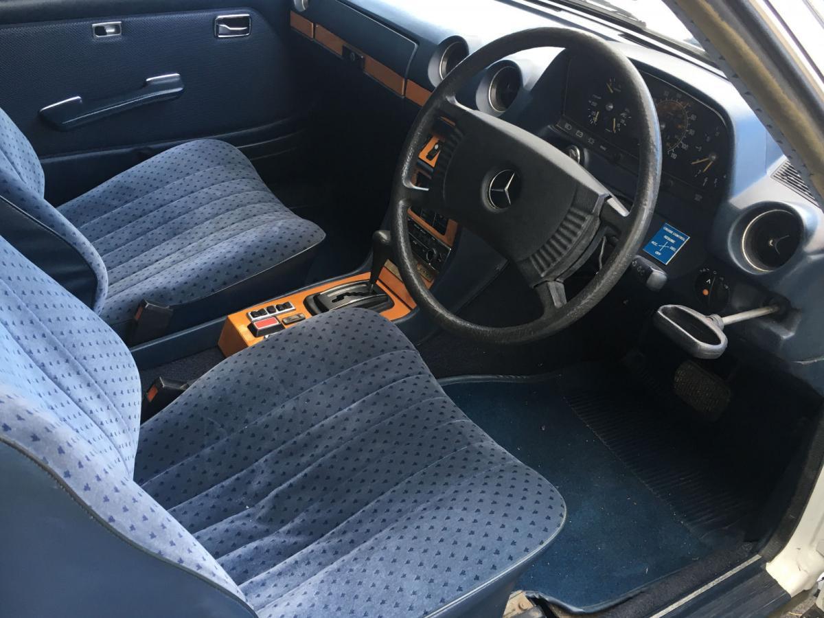 Mercedes 300CD cloth front seats.jpg