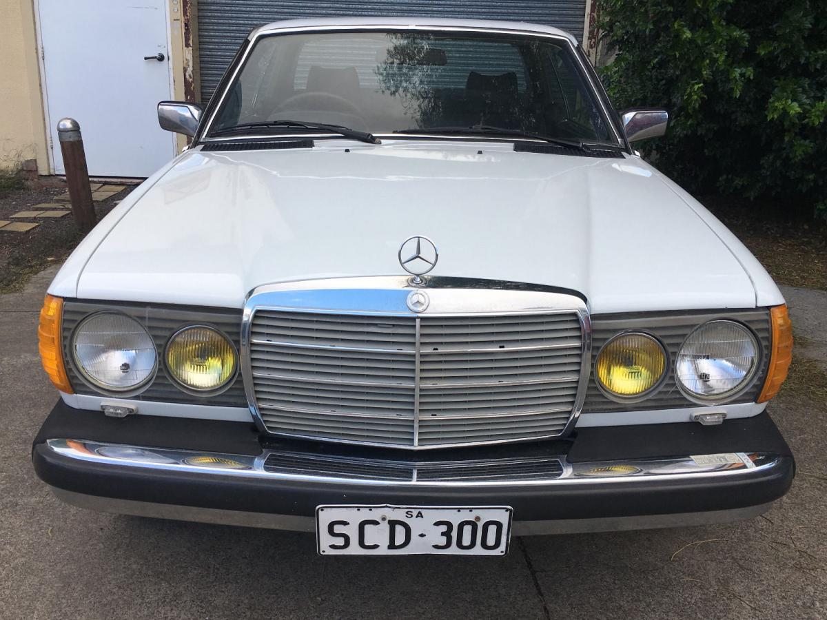 Mercedes 300CD front US spec lights.jpg