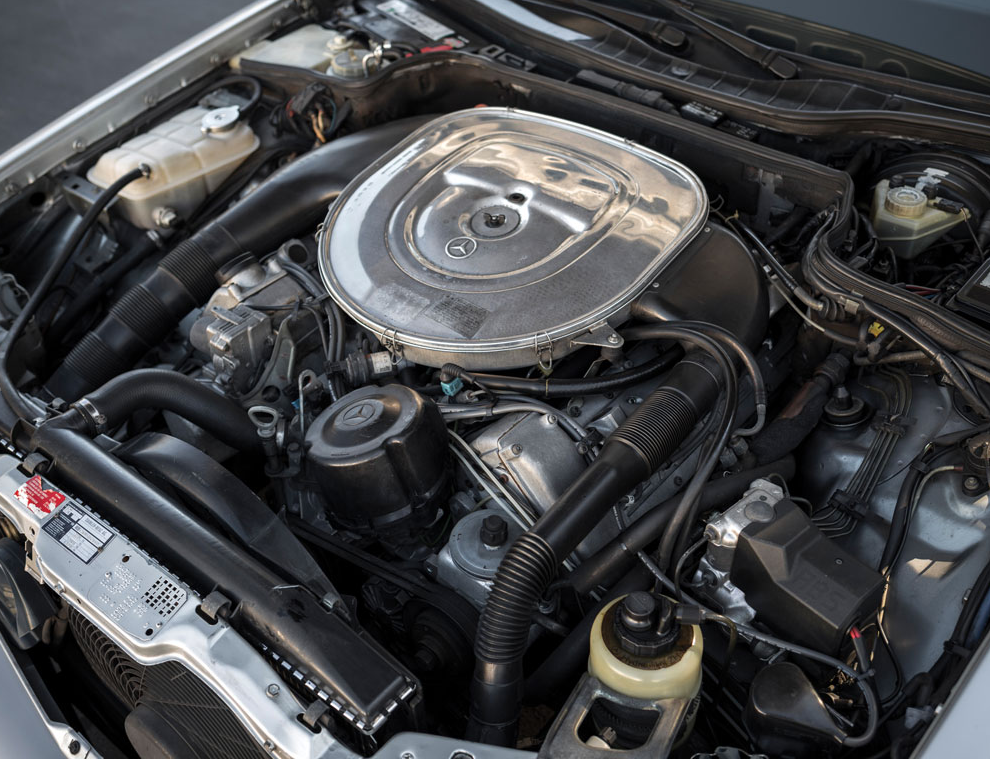 Mercedes 560 SEC 6.0 AMG Widebody Silver engine 2.png