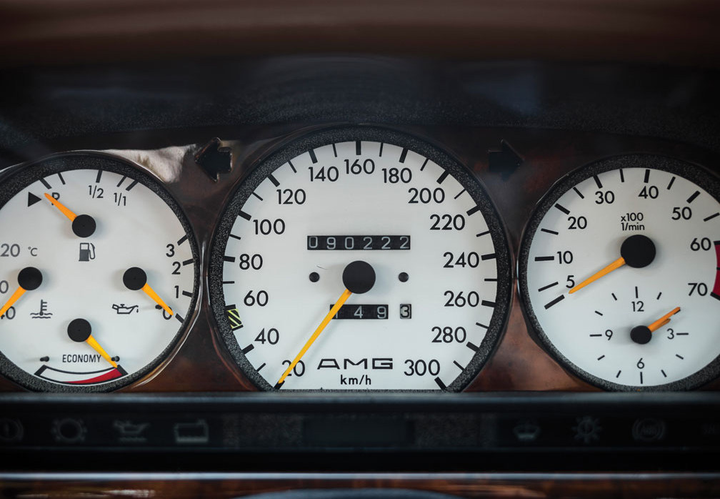 Mercedes 560 SEC 6.0 AMG Widebody Silver gauges.png