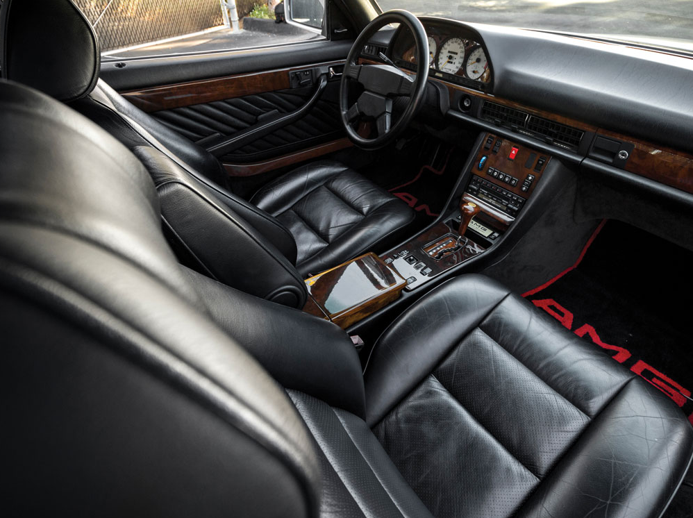 Mercedes 560 SEC 6.0 AMG Widebody Silver interior 2.png