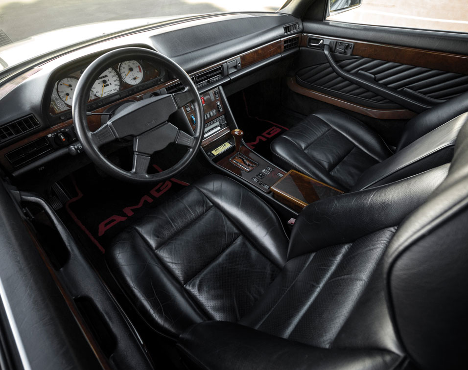 Mercedes 560 SEC 6.0 AMG Widebody Silver interior.png