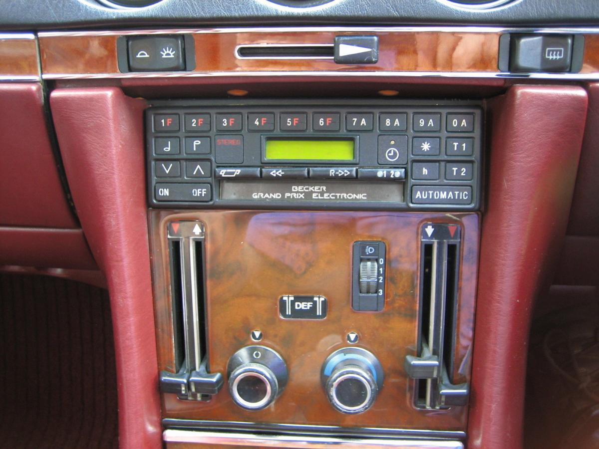 Mercedes 560SL Centre console.jpg