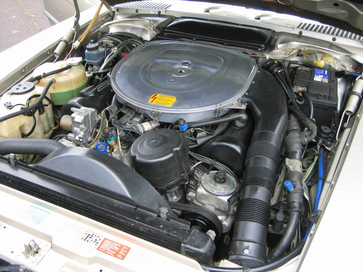 Mercedes 560SL Engine bay.jpg