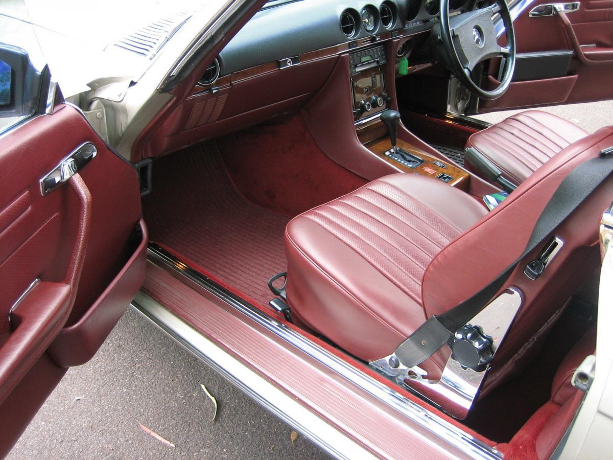 Mercedes 560SL Front seats and dashboard.jpg