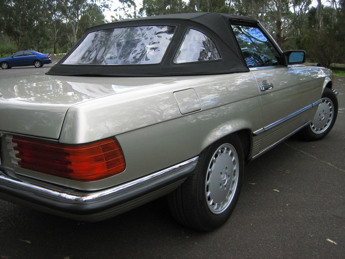 Mercedes 560SL Rear tail lights.jpg