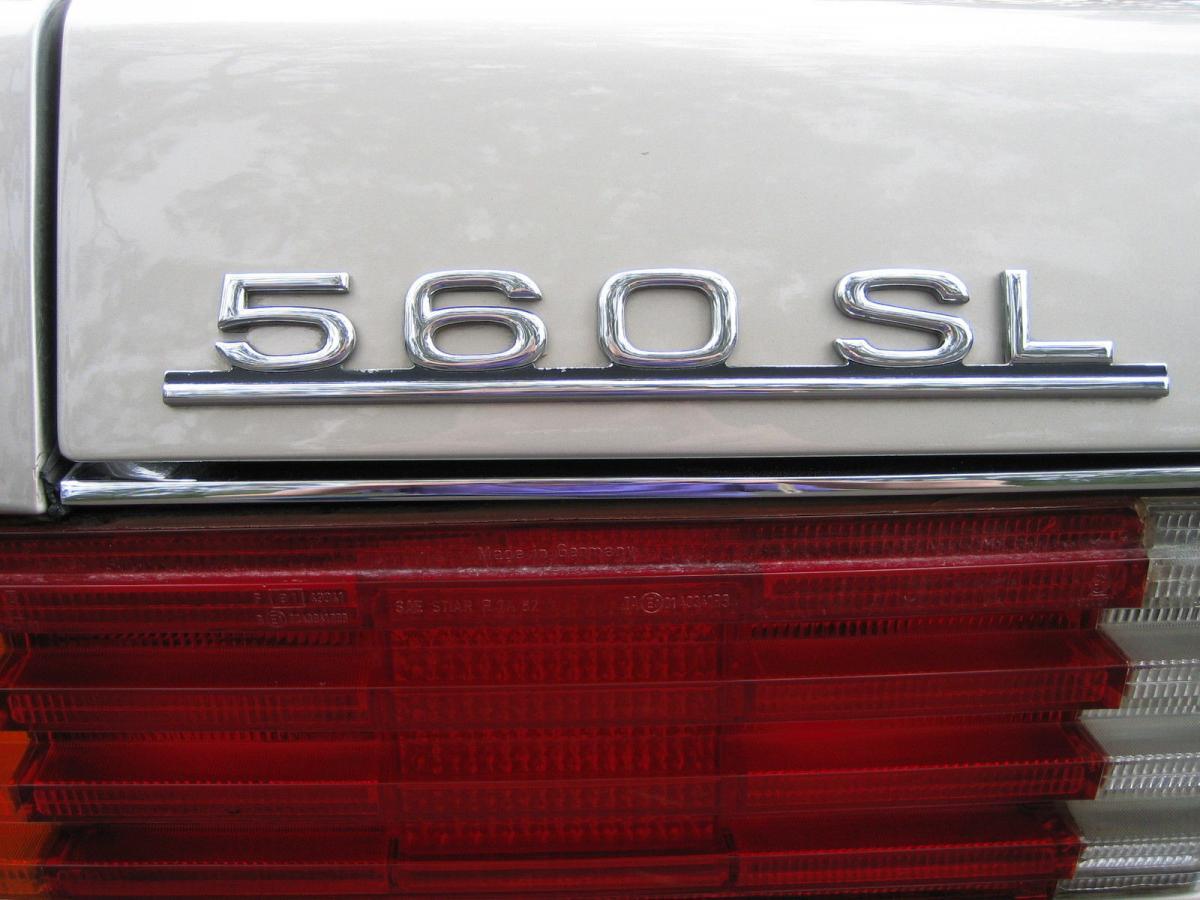 Mercedes 560SL rear badge.jpg