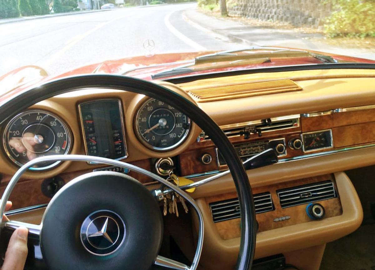 Mercedes W111 280SE Coupe steering wheel.jpg