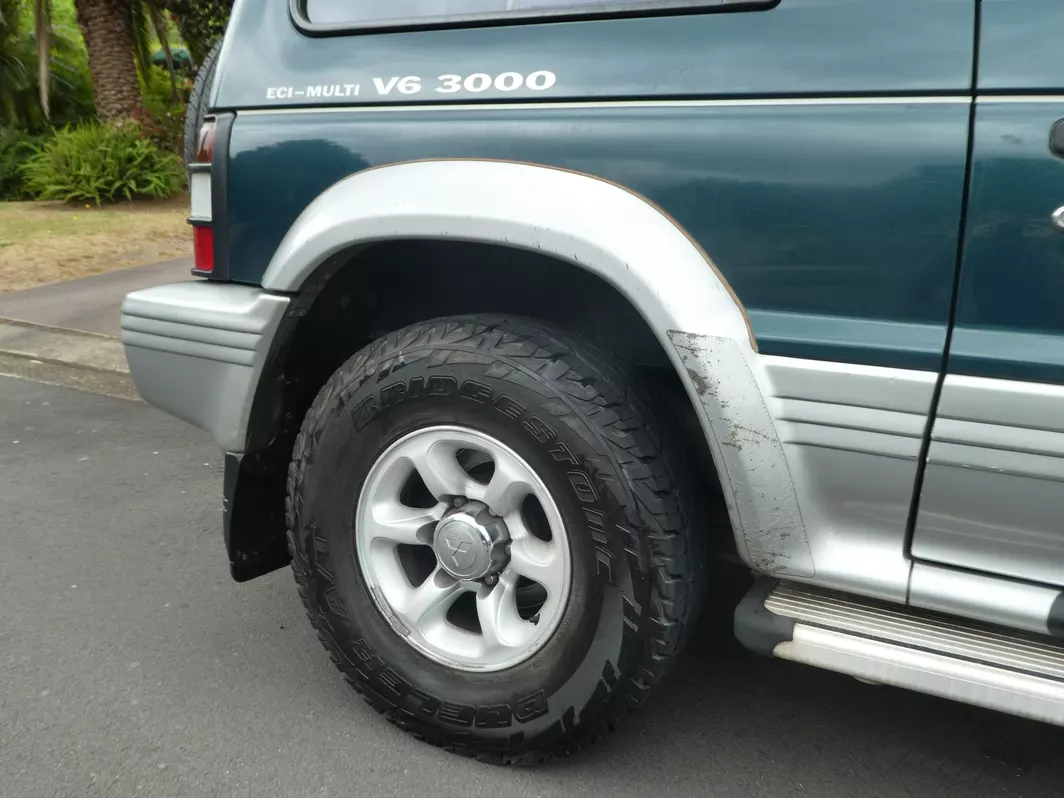 Mitsubishi Pajero Short SWB 3 door NJ green on silver exterior images 1996 (2).png