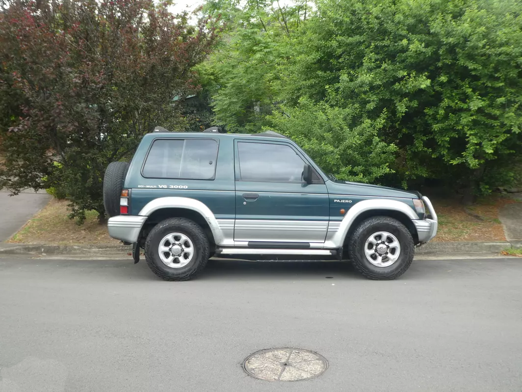 Mitsubishi Pajero Short SWB 3 door NJ green on silver exterior images 1996 (3).png