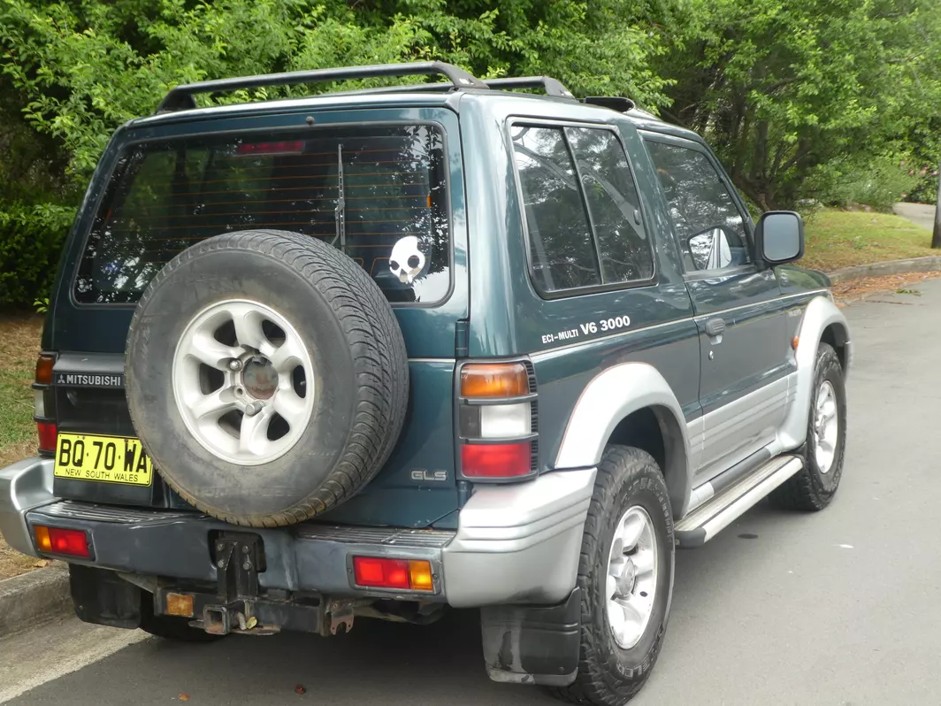 Mitsubishi Pajero Short SWB 3 door NJ green on silver exterior images 1996 (7).png