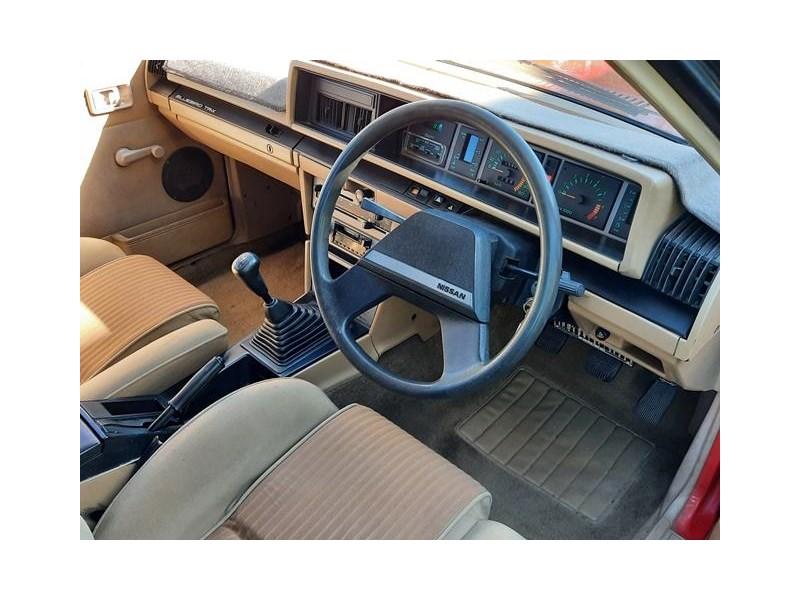 Nissan P910 TR-X TRX 1984 sedan red images interior (4).jpg