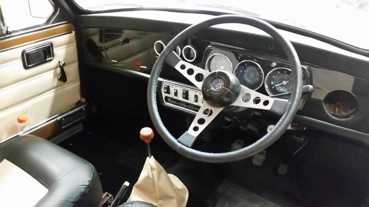 Nugget Gold Leyland Mini 1275 LS  7.JPG