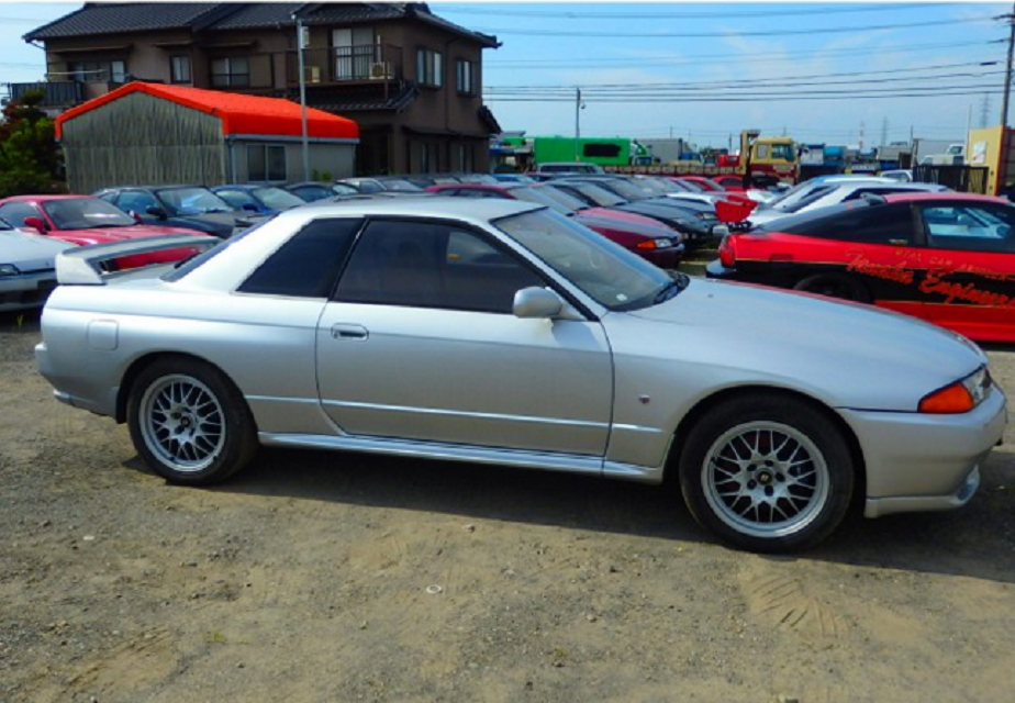 R32 GTR V-Spec II silver 1994 front side 1.png