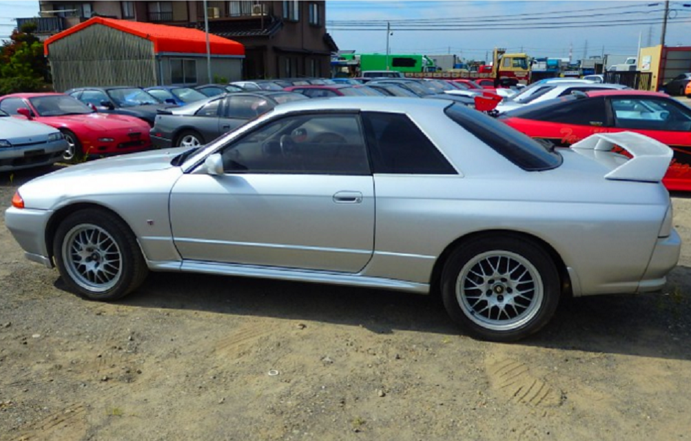 R32 GTR V-Spec II silver 1994 front side.png