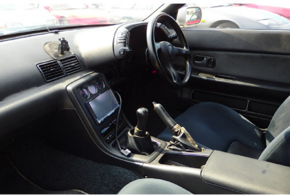 R32 GTR V-Spec II silver 1994 interior 1.png